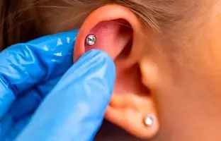 عوارض خطرناک پیرسینگ و سوراخ کردن گوش در آرایشگاه‌ها