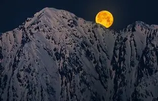 قابی شگفت‌انگیز از شکار آخرین ماه کامل سال ۱۴۰۳ از نمای اشترانکوه
