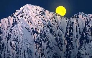 قابی شگفت‌انگیز از شکار آخرین ماه کامل سال ۱۴۰۳ از نمای اشترانکوه