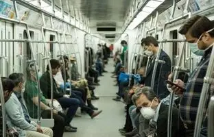 اقدام باورنکردنی یک مسافر برای از دست ندادن مترو! + ویدئو