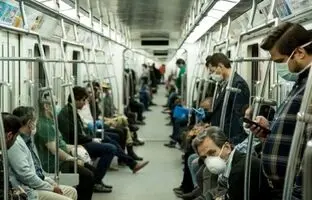اقدام باورنکردنی یک مسافر برای از دست ندادن مترو! + ویدئو