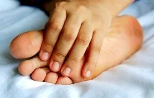 خارش پا در شب نشانه چیست ؟ | رایج ترین دلایل خارش کف پا در شب