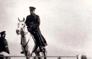 سفر به تهران قدیم؛ سوارکاری رضاشاه در پارک لاله! + عکس