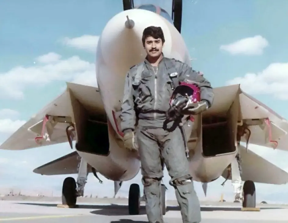 «سرتیپ جلیل زندی» خلبان مشهور F-14 در کنار جنگنده اش؛ دهه 50