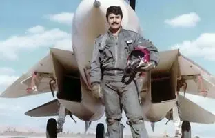 «سرتیپ جلیل زندی» خلبان مشهور F-14 در کنار جنگنده اش؛ دهه 50
