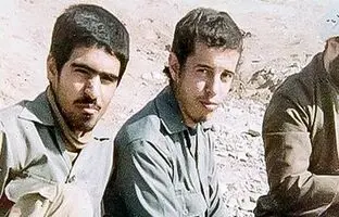 سفر به تاریخ؛ عکس یادگاری «شهید حسن باقری، برادر سرلشکر باقری» با لاستیک پنجر خودرو؛ سال 59 