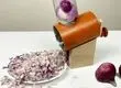 ببینید؛ نحوه ساخت یک دستگاه ساده و خلاقانه برای خردکردن پیاز با قوطی کنسرو