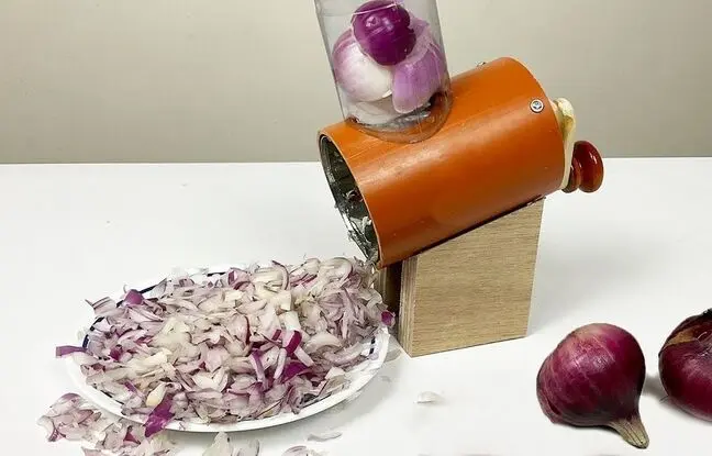 ببینید؛ نحوه ساخت یک دستگاه ساده و خلاقانه برای خردکردن پیاز با قوطی کنسرو