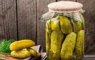 خوشمزه بپزید؛ فوت کوزه‌گری ترد و لذیذ شدن خیارشور خانگی 