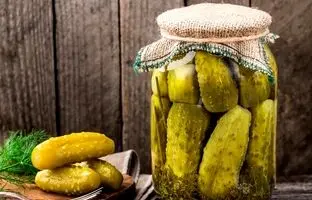 خوشمزه بپزید؛ فوت کوزه‌گری ترد و لذیذ شدن خیارشور خانگی 