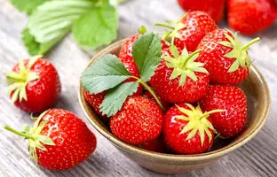  نکته‌ای که هنگام شستن توت‌فرنگی نباید فراموش کنی! 