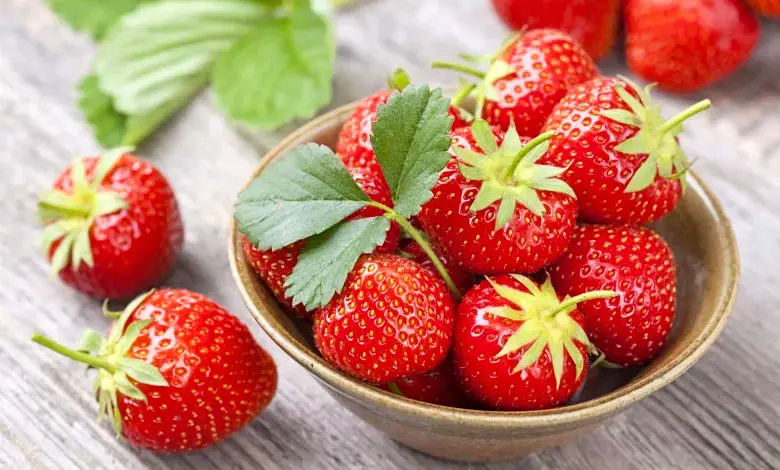  نکته‌ای که هنگام شستن توت‌فرنگی نباید فراموش کنی! 