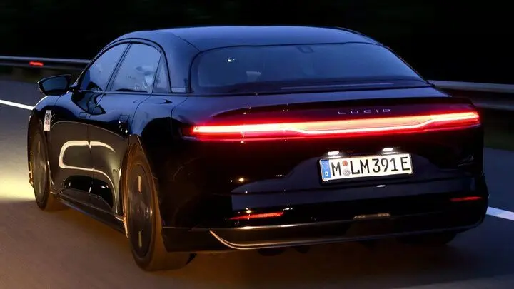 سفر بین‌ دو کشور با یک بار شارژ / ماشین برقی لوسید رکورد جهانی گینس را جابه‌جا کرد