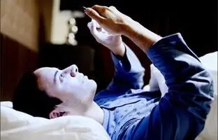 
آیا کاهش استفاده از تلفن هوشمند به بهبود سلامت روان کمک می‌کند؟
