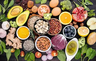 این ۴ میوه می‌توانند به کاهش خطر ابتلا به سرطان روده بزرگ کمک کنند 