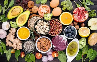 این ۴ میوه می‌توانند به کاهش خطر ابتلا به سرطان روده بزرگ کمک کنند 