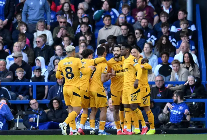 سلفی عجیب وسط زمین فوتبال!