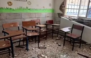 لحظه هولناک سقوط سقف شیروانی در حیاط یک مدرسه + ویدئو