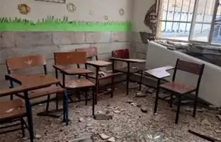 لحظه هولناک سقوط سقف شیروانی در حیاط یک مدرسه + ویدئو