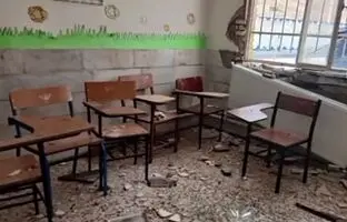 لحظه هولناک سقوط سقف شیروانی در حیاط یک مدرسه + ویدئو