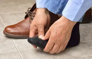 ۷ راهکار ساده برای گشاد کردن کفش تنگ به توصیه متخصصان
