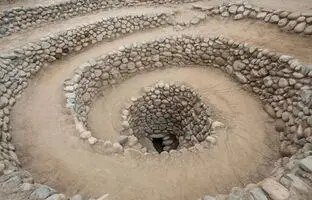 کشف راز حفره‌های مارپیچ نازکای پرو: شاهکار مهندسی تمدن باستانی + ویدئو