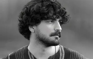 خلاقیت منحصربفرد عرفان طهماسبی برای تزئین گیتار عتیقه اش با فرش اصیل ایرانی