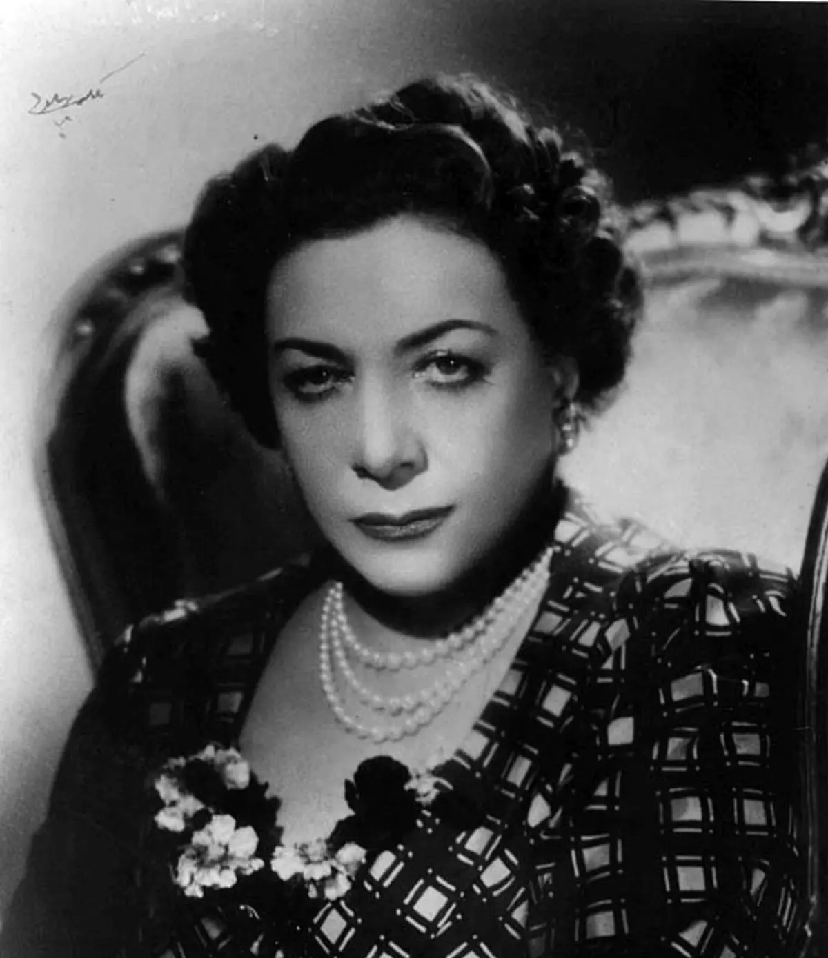 عکس قدیمی؛ تاج‌الملوک پهلوی در کنار فرزندان خود در سوئیس