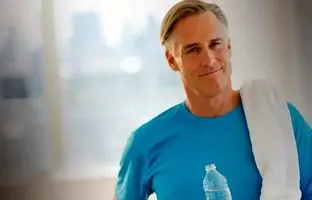 ۹ ویژگی خاص در افرادی که جوانتر از سن خود به نظر می رسند