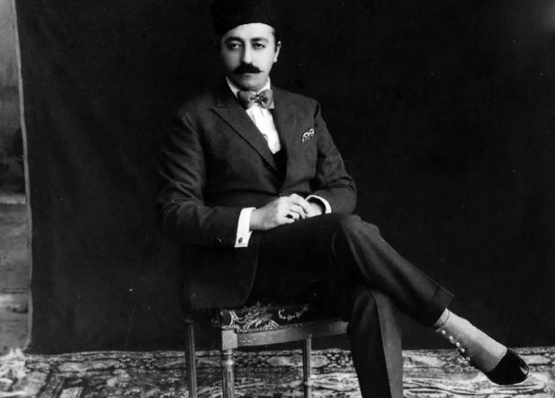  عکس قدیمی؛ «آخرین ولیعهد قاجار در کنار اطرافیان اش در تبریز»؛ دهه 1290 