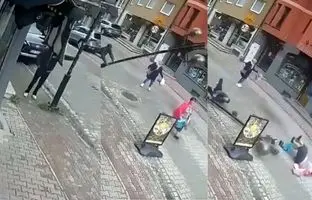 سقوط هولناک چراغ‌برق روی یک زن در پی بی‌احتیاطی یک مرد + ویدئو