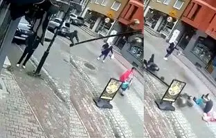 سقوط هولناک چراغ‌برق روی یک زن در پی بی‌احتیاطی یک مرد + ویدئو