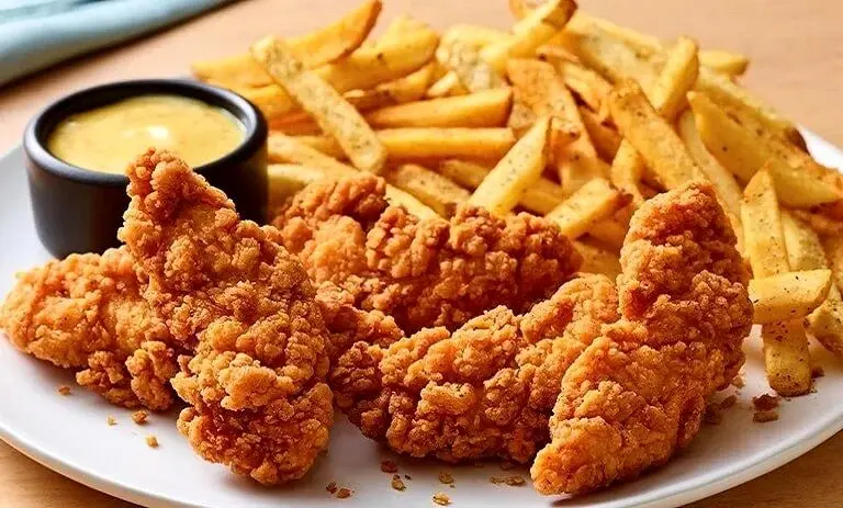 خوشمزه بپزید؛ طرز تهیه مرغ سوخاری رستورانی با سس و سیب زمینی سرخ کرده مخصوص