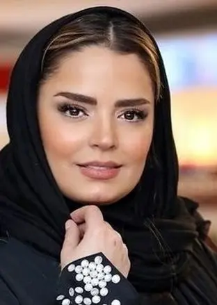  شب یلدا ۱۴۰۴: استایل سپیده خداوردی در کنار سفره یلدا 