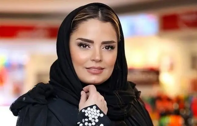  شب یلدا ۱۴۰۴: استایل سپیده خداوردی در کنار سفره یلدا 