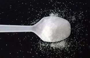 ۵ نشانه که می‌گوید بیش از حد شکر می‌خورید