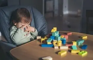 علائم بیش فعالی در دخترها و پسرها را بشناسید | چگونه بیش فعالی را از شیطنت تشخیص دهیم؟