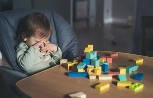 علائم بیش فعالی در دخترها و پسرها را بشناسید | چگونه بیش فعالی را از شیطنت تشخیص دهیم؟