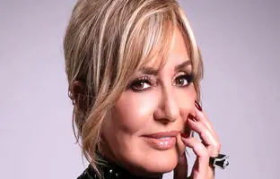  «گوگوش» و همسرش «محمود قربانی» سر میز شام در شب عروسی 