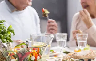 تغذیه مناسب سالمندان از دیدگاه متخصص طب سالمندی + ویدئو