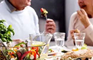 تغذیه مناسب سالمندان از دیدگاه متخصص طب سالمندی + ویدئو