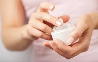 چگونه از پوست چرب و کم‌آب مراقبت کنیم؟