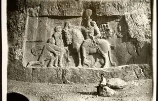 عکس‌هایی نادر از حجاری‌های پادشاهان ساسانی در نقش رستم در دوره قاجار