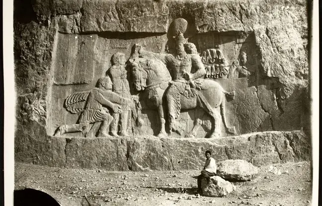 عکس‌هایی نادر از حجاری‌های پادشاهان ساسانی در نقش رستم در دوره قاجار