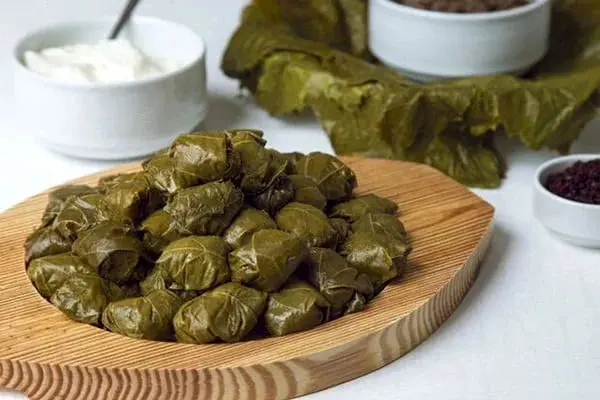خوشمزه بپزید؛ طرز تهیه دلمه برگ مو تبریزی + نکات مهم
