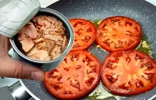  نحوه پخت یک غذای جدید و متفاوت با تن ماهی و گوجه فرنگی + ویدئو
