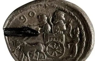  عکس؛ ‏دو دکمه از دوره هخامنشی 