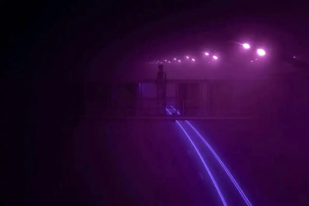 چرا چراغ‌های خیابان‌ها در آمریکا بنفش شدند؟