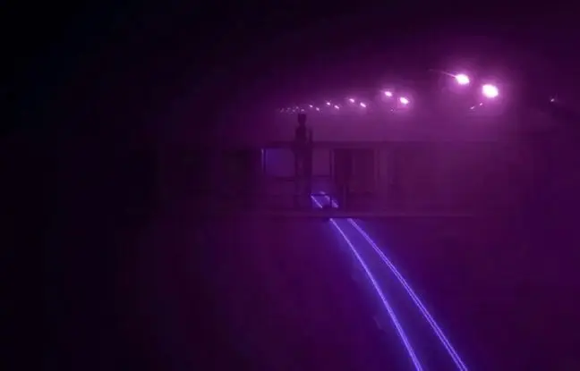 چرا چراغ‌های خیابان‌ها در آمریکا بنفش شدند؟