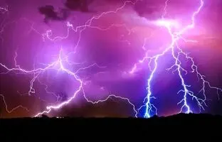 (ویدئو) لحظه شگفت انگیز برخورد صاعقه با آتشفشان